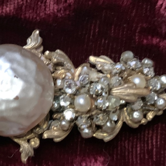 Vintage Miriam Haskell Baroque faux pearl and rhinestone filagree brooch, - Picture 2 of 4